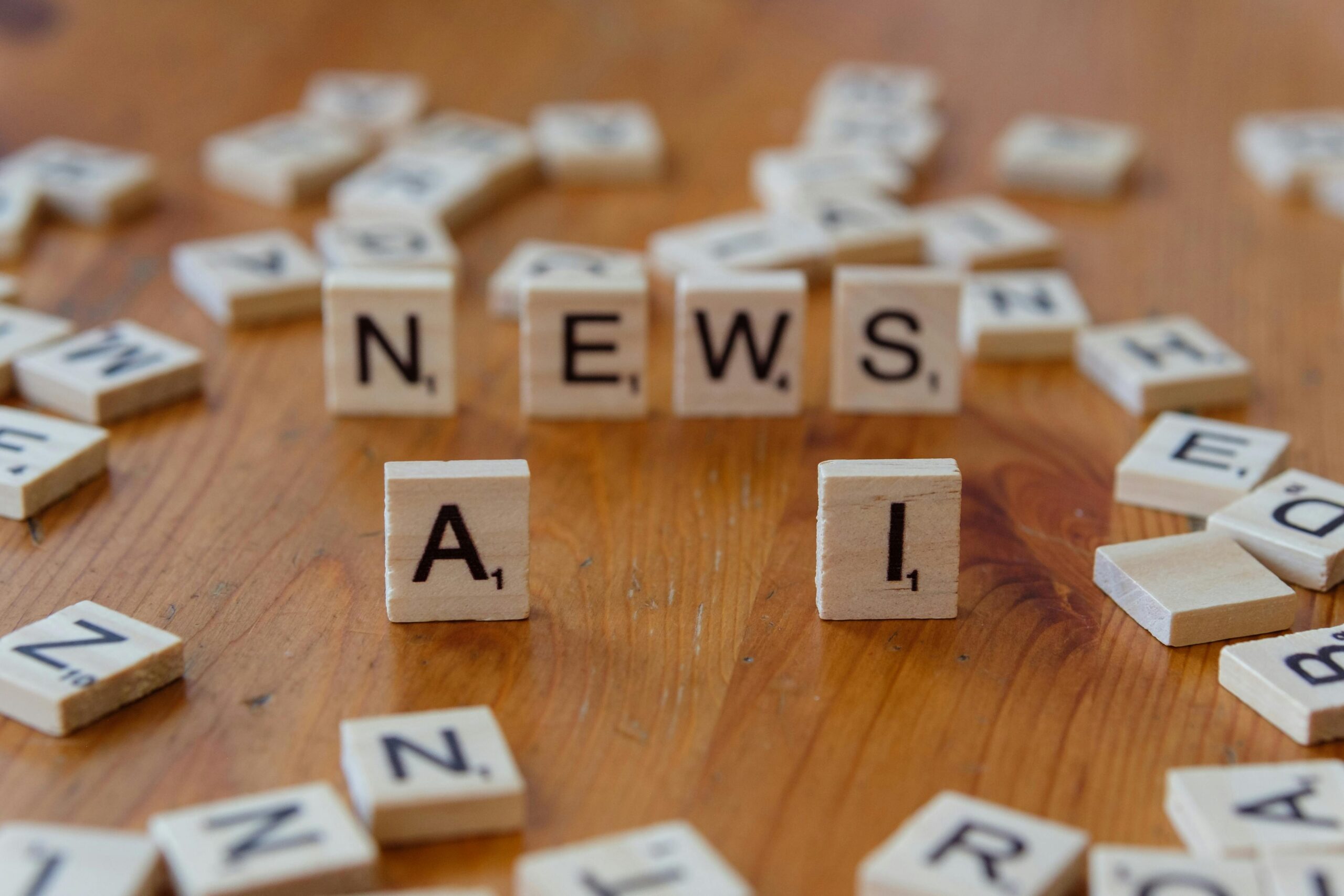 Scrabble tiles spelling News and AI, representing artificial intelligence trends, media innovation, and digital transformation.